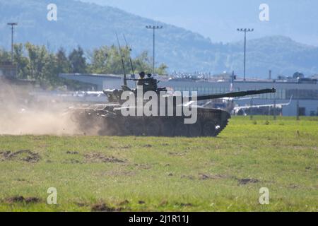 NATO Days, Ostrava, Tschechische Republik. 22.. September 2019: Der russische Kampfpanzer T-72B3 bewegte sich auf dem Trainingsgelände und feuerte aus der Waffe Stockfoto