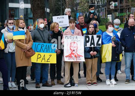 Madrid, Spanien. 27. März 2022. Demonstranten halten Plakate, die ihre Meinung während einer Kundgebung gegen die russische Invasion in die Ukraine ausdrücken. Tausende von pro-ukrainischen Demonstranten demonstrieren gegen die russische Invasion, während sie sich von der Plaza de Espana (spanischer Platz) zur Plaza de Callao in Madrid, Spanien, versammeln. Kredit: SOPA Images Limited/Alamy Live Nachrichten Stockfoto