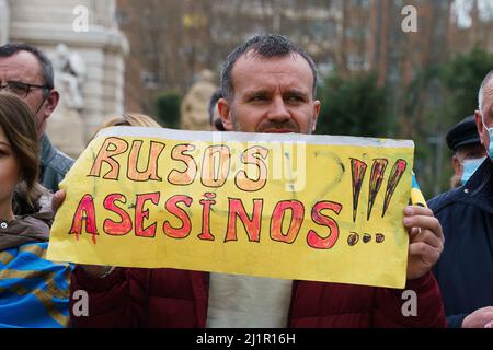 Madrid, Spanien. 27. März 2022. Ein Protestler hält ein Transparent mit der Aufschrift „urwütige Russen“ während einer Demonstration gegen die russische Invasion in der Ukraine. Tausende von pro-ukrainischen Demonstranten demonstrieren gegen die russische Invasion, während sie sich von der Plaza de Espana (spanischer Platz) zur Plaza de Callao in Madrid, Spanien, versammeln. Kredit: SOPA Images Limited/Alamy Live Nachrichten Stockfoto