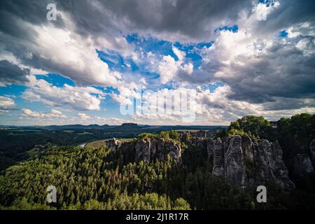 Landschaft mit den Felsformationen Felsenburg Neurathen und Bastei im Rathen-Gebiet des Nationalparks Sächsische Schweiz. Stockfoto