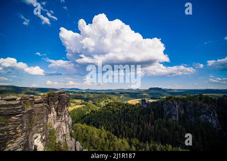 Landschaft mit Felsformationen, dem Gipfel der Hintere Gans und dem Elbtal im Rathen-Gebiet des Nationalparks Sächsische Schweiz. Stockfoto