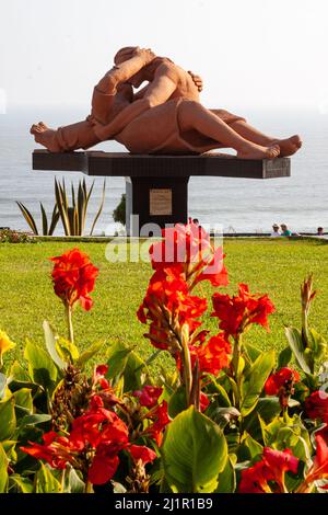 Eine vertikale Aufnahme von , The Kiss, einer berühmten Skulptur in Miraflores, Lima, Peru Stockfoto