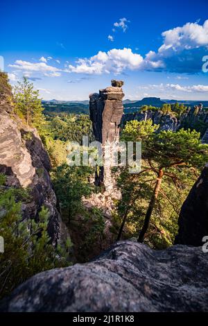 Landschaft mit Felsformationen und dem Gipfel Wehlnadel im Rathen-Gebiet des Nationalparks Sächsische Schweiz. Stockfoto