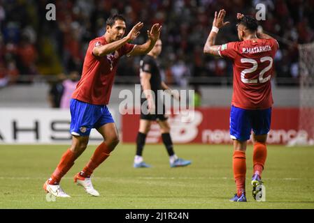 SAN JOSE, Costa Rica: Celso Borges (L) und Ronald Matarrita (R) feiern beim Costa Rica-Sieg 1-0 über Kanada im CONCACAF Torschützenschießen Stockfoto