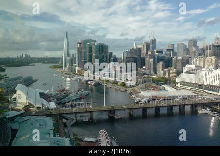 Blick auf den Darling Harbour in Sydney vom 27. Stock des Sofitel Hotels Stockfoto