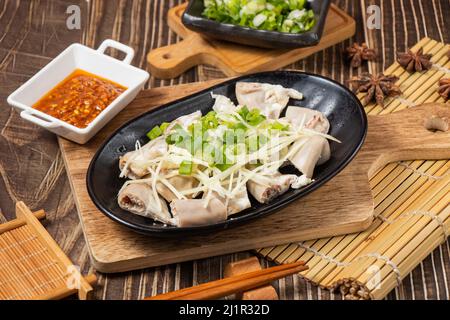 Pulverwurst in einem Gericht Chilisauce isoliert auf Holzbrett Seitenansicht auf Tisch taiwan Essen Stockfoto