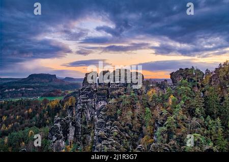 Landschaft mit Felsformationen und dem Gipfel Hintere Gans im Rathen-Gebiet des Nationalparks Sächsische Schweiz bei Sonnenuntergang im Herbst. Stockfoto