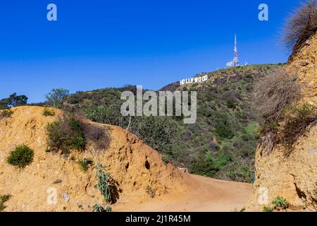 Sonniger Blick auf die Landschaft vom Hollywood Hills Trail in Los Angeles, Kalifornien Stockfoto