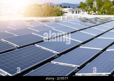Nahaufnahme der installierten Solarzellen auf dem Dach des Gebäudes. Sauberes und umweltfreundliches Energiekonzept. Stockfoto