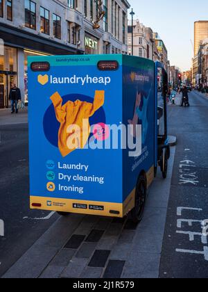 LaundryHeap umweltfreundliche saubere Wäsche Lieferservice London. Das 2014 gegründete Unternehmen bietet einen Online-Wäschesammeldienst und -Lieferservice an. Stockfoto