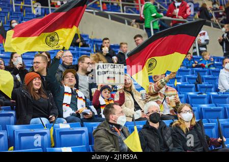 Sinsheim, Deutschland. 26. März 2022. DFB-Fans im Freundschaftsspiel DEUTSCHLAND - ISRAEL 2-0 Vorbereitung auf die WM 2022 in Katar, Saison 2021/2022, am 26. März 2022 in Sinsheim, Deutschland. © Peter Schatz / Alamy Live News Credit: Peter Schatz/Alamy Live News Stockfoto