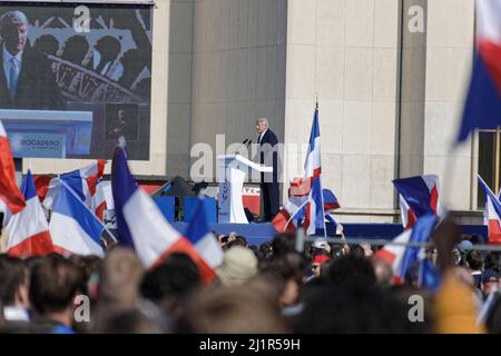 Paris, Frankreich. 27. März 2022. Philippe de Villiers spricht während des großen Treffens des rechtsextremen Präsidentschaftskandidaten Éric Zemmour, Place du Trocadéro. Stockfoto