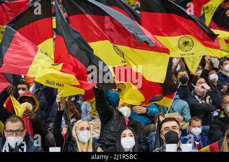 Sinsheim, Deutschland. 26. März 2022. DFB-Fans im Freundschaftsspiel DEUTSCHLAND - ISRAEL 2-0 Vorbereitung auf die WM 2022 in Katar, Saison 2021/2022, am 26. März 2022 in Sinsheim, Deutschland. © Peter Schatz / Alamy Live News Credit: Peter Schatz/Alamy Live News Stockfoto