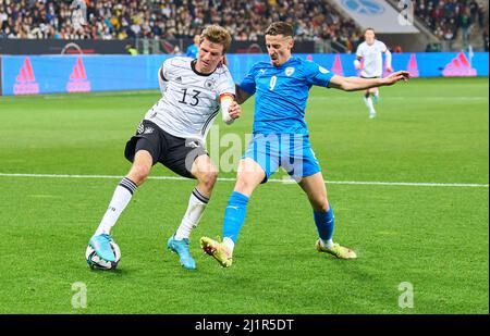 Sinsheim, Deutschland. 26. März 2022. Thomas Müller, DFB 13 Wettkampf um den Ball, Tackling, Duell, Header, zweikampf, Action, Kampf gegen Dolev Haziza, Israel 9 im Freundschaftsspiel DEUTSCHLAND - ISRAEL 2-0 Vorbereitung zur WM 2022 in Katar, Saison 2021/2022, am 26. März 2022 in Sinsheim, Deutschland. © Peter Schatz / Alamy Live News Credit: Peter Schatz/Alamy Live News Stockfoto