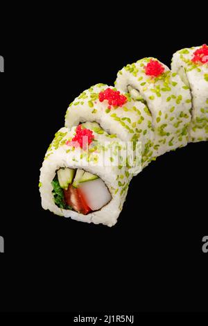 Sushi-Rolle mit Jakobsmuschel, Tobiko-Kaviar, chuka, Tomaten, Gurken, japanischer Mayonnaise, Sesam isoliert auf schwarz Stockfoto