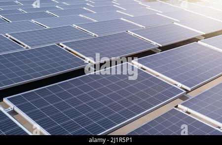 Nahaufnahme der installierten Solarzellen auf dem Dach des Gebäudes. Sauberes und umweltfreundliches Energiekonzept. Stockfoto