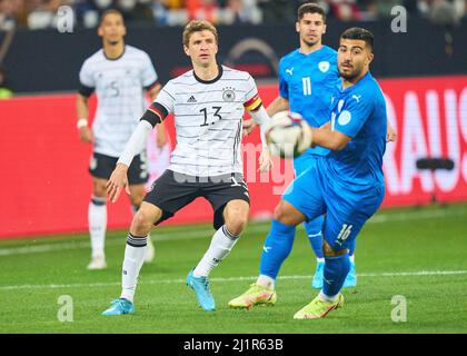 Sinsheim, Deutschland. 26. März 2022. Thomas Müller, DFB 13 Wettkampf um den Ball, Tackling, Duell, Header, zweikampf, Aktion, Kampf gegen Mohammed Abu Fani, Israel 16 im Freundschaftsspiel DEUTSCHLAND - ISRAEL 2-0 Vorbereitung auf die WM 2022 in Katar, Saison 2021/2022, am 26. März 2022 in Sinsheim, Deutschland. © Peter Schatz / Alamy Live News Credit: Peter Schatz/Alamy Live News Stockfoto