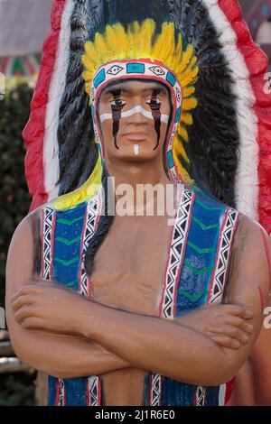 Nahaufnahme in vertikaler Ansicht einer Korkskulptur, die einen indianischen ureinwohner darstellt Stockfoto