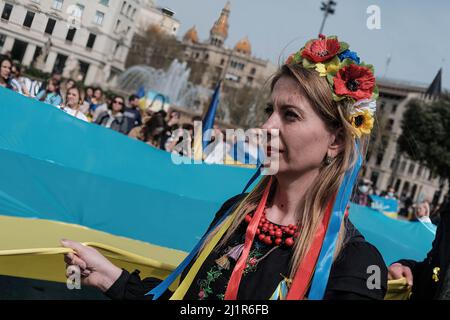 Barcelona, Spanien. 27. März 2022. Ein Protestler hält eine große ukrainische Flagge während der Demonstration gegen die russische Invasion der Ukraine auf der Plaza de Catalunya. Kredit: SOPA Images Limited/Alamy Live Nachrichten Stockfoto