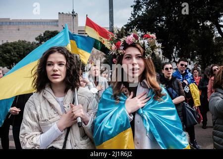 Barcelona, Spanien. 27. März 2022. Die Demonstranten sahen die ukrainische Nationalhymne während der Demonstration gegen die russische Invasion der Ukraine auf der Plaza de Catalunya singen. Kredit: SOPA Images Limited/Alamy Live Nachrichten Stockfoto