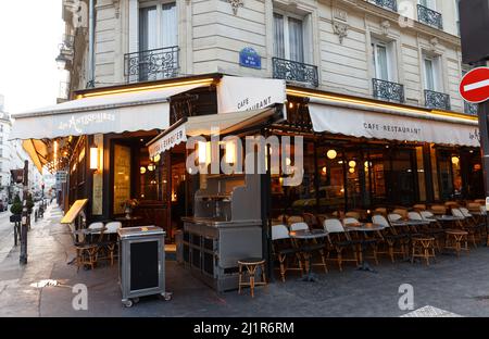 Paris, France-March 27 , 2022 : das Cafe des Antiquaires ist ein traditionelles französisches Café im Saint-German-Viertel in Paris., Frankreich. Stockfoto