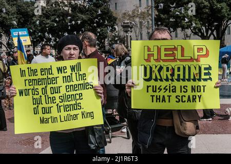 Barcelona, Spanien. 27. März 2022. Demonstranten halten Plakate, auf denen ihre Meinung während der Demonstration gegen die russische Invasion der Ukraine auf der Plaza de Catalunya zum Ausdruck kommt. (Foto von Ricard Novella/SOPA Images/Sipa USA) Quelle: SIPA USA/Alamy Live News Stockfoto