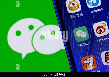 Das Symbol der WeChat Messenger-Anwendung unter anderem auf dem Smartphone-Bildschirm Stockfoto