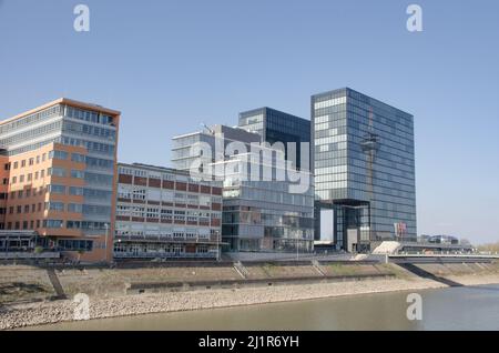 Düsseldorf März 2022: Medienhafen der Landeshauptstadt Nordrhein-Westfalen Stockfoto