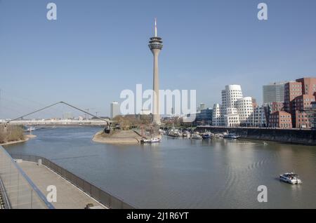 Düsseldorf März 2022: Medienhafen der Landeshauptstadt Nordrhein-Westfalen Stockfoto