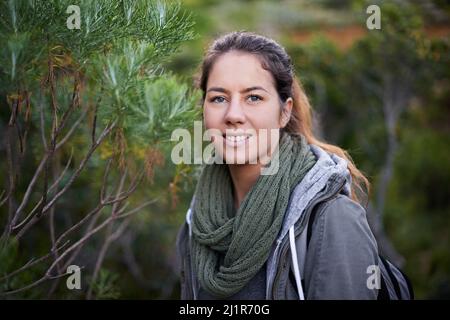 Mitten in der Natur. Porträt einer attraktiven jungen Wanderin im Freien. Stockfoto