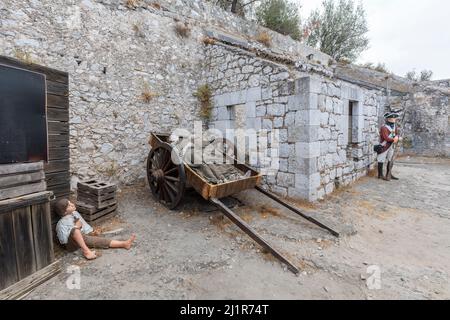 Tote Soldaten in einem Wagen, Teil der Museumsausstellung im Willis's Magazine, historische Überreste der Royal Artillery aus dem frühen 1700s, Gibraltar Stockfoto