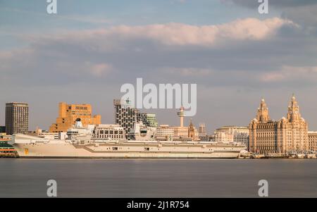 Eine lange Exposition des Wassers auf dem Fluss Mersey schwirrt, als HMS Queen Elizabeth während ihres Besuchs in Merseyside in Ma am Ufer von Liverpool sitzt Stockfoto