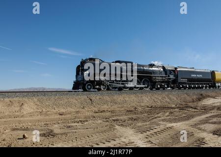 UP 844 unterwegs in der Nähe von Niland, Kalifornien, östlich der Saltonsee Stockfoto