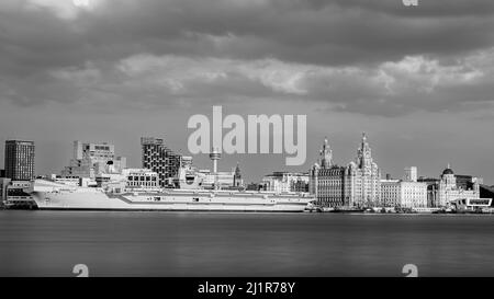 Eine schwarz-weiße Langzeitaufnahme der HMS Queen Elizabeth, die während ihres Besuchs im März 2022 stolz am Ufer von Liverpool sitzt. Stockfoto