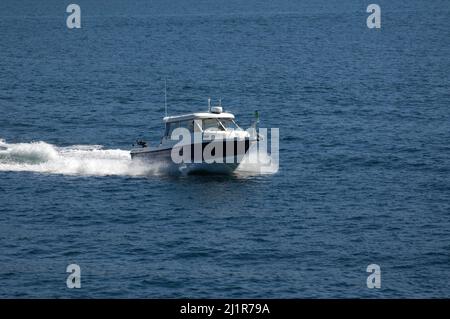 Kleines Boot auf dem Wasser in der Nähe von San Juan Island, Washington State Stockfoto