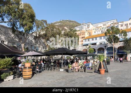 Leute an Restauranttischen, Grand Casemates Square, Gibraltar Stockfoto