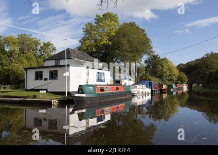 Schmale Boote legten am Kai in Govilon auf dem Brecon und Monmouthshire Canal, Wales, Großbritannien, fest Stockfoto