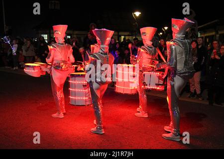 Drumming Band Spark! Unterhalten Sie die Menschenmassen am Harwich Quay im Rahmen des Harwich Illuminate Festivals, das die Geschichte von Harwich feiert. Stockfoto