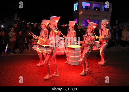 Drumming Band Spark! Unterhalten Sie die Menschenmassen am Harwich Quay im Rahmen des Harwich Illuminate Festivals, das die Geschichte von Harwich feiert. Stockfoto