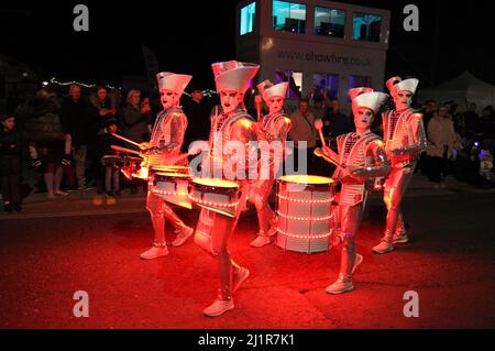 Drumming Band Spark! Unterhalten Sie die Menschenmassen am Harwich Quay im Rahmen des Harwich Illuminate Festivals, das die Geschichte von Harwich feiert. Stockfoto