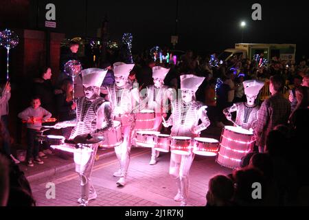 Drumming Band Spark! Unterhalten Sie die Menschenmassen am Harwich Quay im Rahmen des Harwich Illuminate Festivals, das die Geschichte von Harwich feiert. Stockfoto