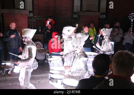 Drumming Band Spark! Unterhalten Sie die Menschenmassen am Harwich Quay im Rahmen des Harwich Illuminate Festivals, das die Geschichte von Harwich feiert. Stockfoto