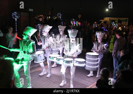 Drumming Band Spark! Unterhalten Sie die Menschenmassen am Harwich Quay im Rahmen des Harwich Illuminate Festivals, das die Geschichte von Harwich feiert. Stockfoto