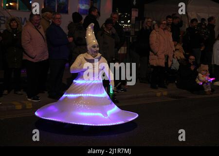 Straßenunterhaltung beim Harwich Illuminate Festival 2022 in Harwich in Essex Stockfoto