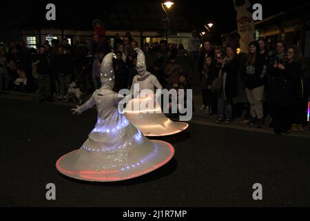 Straßenunterhaltung beim Harwich Illuminate Festival 2022 in Harwich in Essex Stockfoto