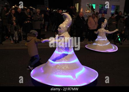 Straßenunterhaltung beim Harwich Illuminate Festival 2022 in Harwich in Essex Stockfoto