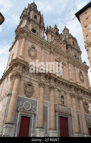 Schöner Blick auf La Clerecia, eine barocke Kirche aus dem 17. Jahrhundert, heute Sitz der Universität Salamanca Pontificia. Spanien, Europa Stockfoto