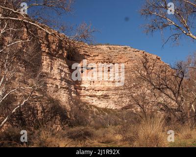 Montezuma Castle National Monument in Camp Verde, Arizona. Die fast 800 Jahre alten Einwohner waren Sinagua-Menschen, die mit Hohokam verwandt waren. Stockfoto