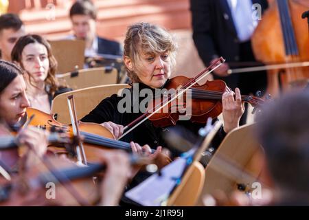 Non Exclusive: UZHHOROD, UKRAINE - 25. MÄRZ 2022 - Ein Geiger des Philharmonischen Akademischen Sinfonieorchesters tritt während eines Konzerts zur Unterstützung der Stockfoto
