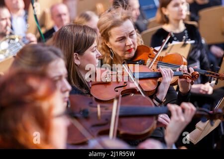 Nicht exklusiv: UZHHOROD, UKRAINE - 25. MÄRZ 2022 - Geiger des Philharmonischen Akademischen Sinfonieorchesters treten während eines Konzerts zur Unterstützung von auf Stockfoto